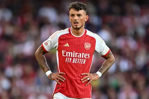 تقارير: أرسنال يبدأ إجراءات تمديد عقد بن وايت